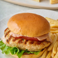 Grilled Chicken Burger Box 400 g BURGER BOX (PRODUSE NOI, RĂCORITOARE INCLUSĂ) la Rexo LunchBox din Târgu Mureş