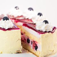 Felii  iaurt cu fructe de pădure Felii tort la Betty's Cakes din Târgu Mureş