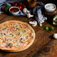Pizza Prosciutto e Funghi - 450g Pizza mica la Bada Bing din Târgu Mureş