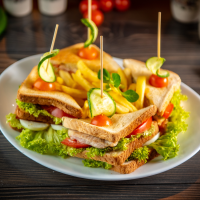 Sandwich Chicken Club, cu cartofi prăjiți și sos tartar logo