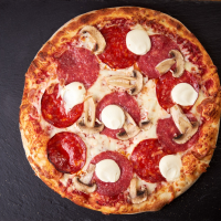 Pizza salami Pizza cu blat normal la Quick Bites din Târgu Mureş