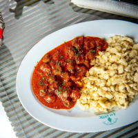 Papricaș de pui cu mămăliguță sau găluște / Csirkepaprikás puliszkával vagy nokedlivel FELURI PRINCIPALE / FŐÉTELEK la Hungarian Taste din Târgu Mureş
