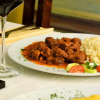 Papricaș de vițel cu mămăliguță sau găluște /  Borjúpaprikás, puliszkával vagy nokedlivel FELURI PRINCIPALE / FŐÉTELEK la Hungarian Taste din Târgu Mureş
