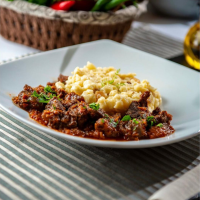 Tocăniță de cerb cu vin roșu și găluște cu brânză / Vörösboros szarvaspörkölt juhtúrós sztrapacskával FELURI PRINCIPALE / FŐÉTELEK la Hungarian Taste din Târgu Mureş