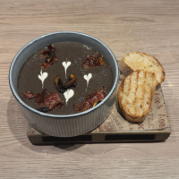 Creamy Mushroom Soup with Bacon Chips 350 g Supe la Soup Bar din Târgu Mureş